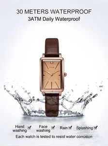 Detail der roségoldenen rechteckigen Uhr mit braunem Lederband zeigt 3ATM Wasserdichtigkeit
