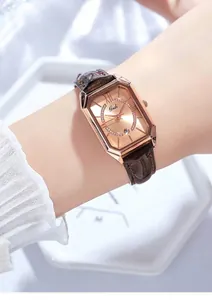 Detail der Gedi Uhr in Roségold mit braunem Lederarmband und Datumsanzeige am Handgelenk
