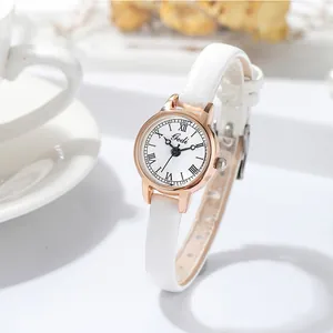Montre rétro à quartz avec bracelet en cuir blanc et petit cadran en or rose pour femme