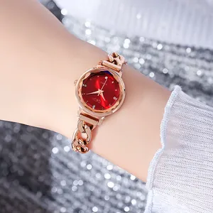 Montre élégante pour femme en or rose avec cadran rouge à facettes et index en cristal