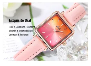 Detailansicht des rechteckigen Roségold-Gehäuses und des rosa Lederarmbands der Uhr