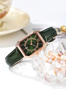 Elegante roségoldene Uhr mit waldgrünem Zifferblatt und glänzenden Diamantakzenten