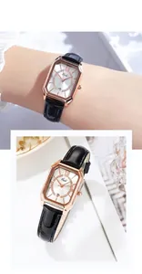Detail einer luxuriösen achteckigen Roségolduhr mit Kalender und schwarzem Lederband