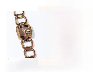 Vue macro du bracelet de montre en acier rose doré avec maillons et boucle bijoux