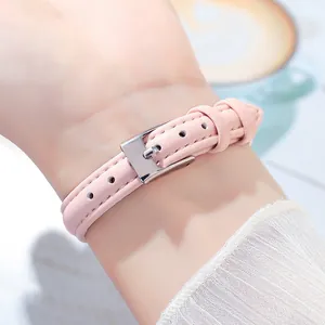 Elegantes schmales rosa Lederarmband mit silberner Schnalle am Handgelenk