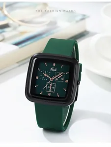 Detail einer quadratischen grünen Quarzuhr mit Silikonarmband und Roségold-Markierungen