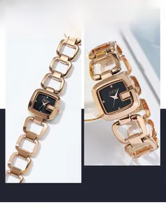 Détail macro montre GEDI carrée or rose avec cadran noir et bracelet géométrique ajouré