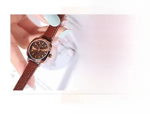 Vue macro de la montre carrée vintage avec cadran brun et bracelet en cuir brun