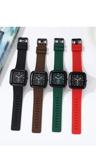 Detailansicht von vier farbenfrohen quadratischen Quarzuhren mit Silikonarmbändern in Sets