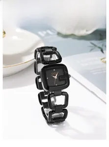 Détail montre GEDI cadran carré noir avec index strass et bracelet à maillons géométriques