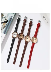 Détail de montres à quartz carrées avec bracelets en cuir gaufré croco en quatre couleurs