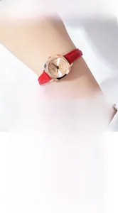 Montre rétro carrée pour femme avec bracelet en cuir rouge et cadran doré élégant