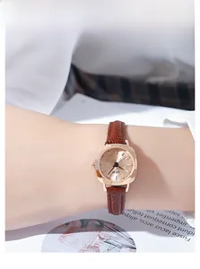 Gros plan sur la montre à quartz vintage avec lunette octogonale dorée et bracelet en cuir brun