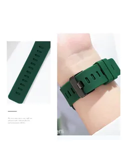 Detail eines dunkelgrünen Silikon-Uhrenarmbands mit verstellbarer Dornschließe und Textur