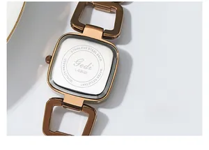 Gros plan du boîtier en acier inoxydable Gedi L-52025 et des maillons du bracelet