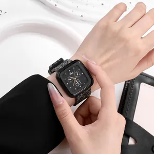 Detailansicht der quadratischen Uhr mit Leoparden-Silikonarmband und goldenen Zeigern
