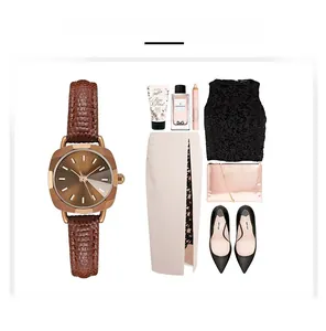 Mise à plat d'une montre carrée vintage avec bracelet en cuir brun et tenues stylées