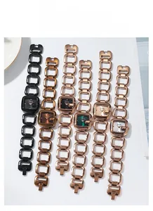Détails des montres GEDI avec boîtier carré et bracelet à maillons évidés style luxueux