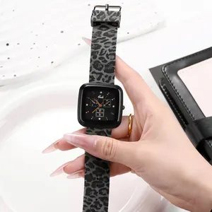 Details einer quadratischen Quarzuhr mit schwarzem Zifferblatt und Silikonarmband mit Leopard