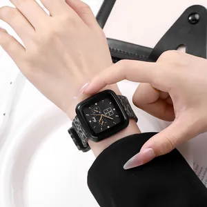 Detail einer quadratischen Quarzuhr mit grauem Leopardenarmband und Kristallmarkierungen