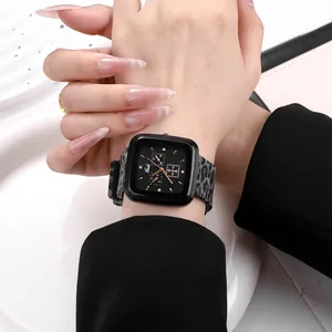 Nahaufnahme des quadratischen schwarzen Zifferblatts mit Leopardenmuster Armband