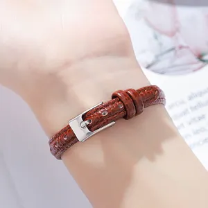 Montre à quartz rétro rectangulaire élégante avec bracelet en cuir marron motif crocodile