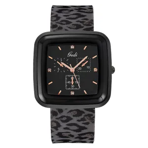 Nahaufnahme der Gedi-Uhr mit Leopardenmuster, quadratischem Gehäuse und Roségold-Zeigern