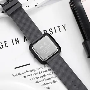 Detailaufnahme des Edelstahl-Gehäusebodens und des strukturierten Silikonarmbands der Uhr