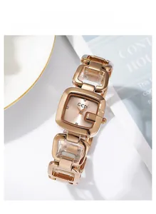 Détail macro d'une montre à quartz or rose avec cadran carré et bracelet géométrique