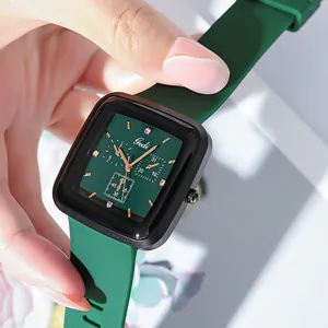 Grüne quadratische Quarzuhr mit Silikonarmband und Diamantmarkierungen auf analogem Zifferblatt