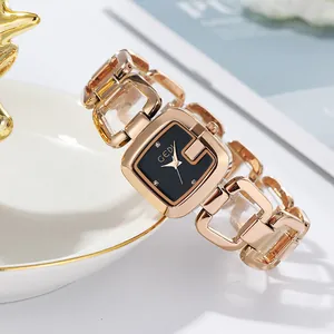 Montre femme élégante dorée avec cadran noir carré et bracelet à maillons géométriques