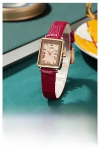 Detail eines roten Lederarmbands mit Kroko-Struktur und retro goldener quadratischer Uhr