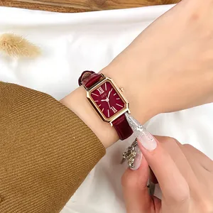 Montre rectangulaire dorée pour femme avec bracelet en cuir rouge et chiffres romains