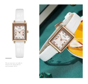Detailsicht der rechteckigen roségoldenen Uhr mit weißem Zifferblatt und Lederarmband