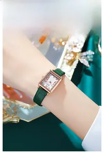 Nahaufnahme der GEDI Vintage-Uhr mit grünem Lederarmband am Handgelenk des Models