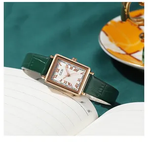 Nahaufnahme der Vintage-Quadratuhr mit Roségoldgehäuse und grünem Kroko-Lederarmband