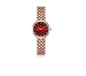 Dettaglio orologio al quarzo in oro rosa con quadrante rosso e indici in strass