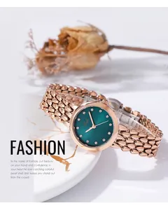 Dettaglio orologio oro rosa con quadrante verde smeraldo e indici in cristallo su piatto