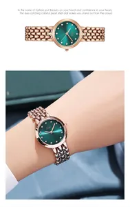 Dettaglio di un orologio al quarzo oro rosa con quadrante verde smeraldo e pietre