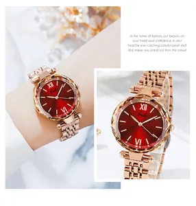 Détail de la montre Gedi en or rose avec bracelet en maille et cadran rouge nacré