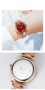 Détails de montre à bracelet en maille rose doré avec cadran rouge et fond résistant à l'eau