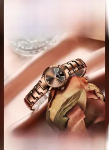 Détail de montre rose doré avec index en strass, guichet de date et fond en acier chic