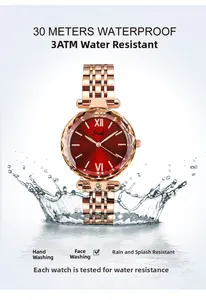 Détail de la montre à maille or rose avec cadran rouge montrant l'étanchéité 3ATM