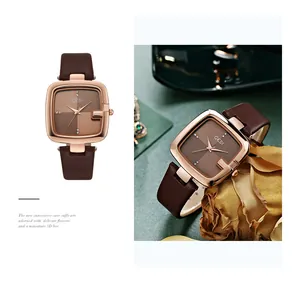 Detailansicht des quadratischen Roségold-Uhrenzifferblatts mit Lederarmband