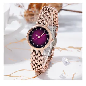 Dettaglio orologio al quarzo oro rosa con quadrante viola sfumato e cristalli