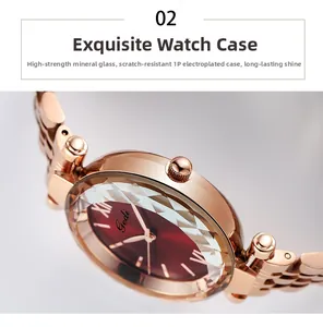 Détail du verre minéral résistant et boîtier or rose plaqué IP sur montre à cadran rouge