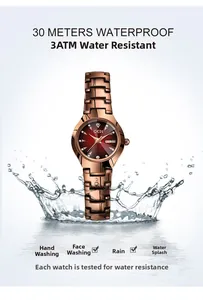 Montre quartz femme montrant l'étanchéité 30m avec effet d'éclaboussures d'eau