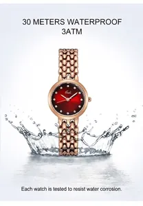 Dettaglio dell'orologio Gedi oro rosa con quadrante rosso ed effetto spruzzi d'acqua per 3ATM
