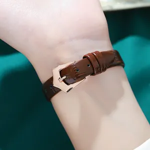 Vintage-Römische Quadratuhr mit braunem Lederarmband in Bambusstruktur und Goldschließe