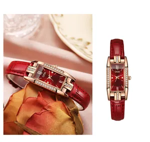 Détail d'une montre carrée de luxe avec bracelet en cuir bordeaux et boîtier en strass